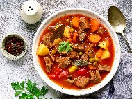 Рецепта Яхния със свинско месо от плешка, картофи, гъби и замразен грах в мултикукър